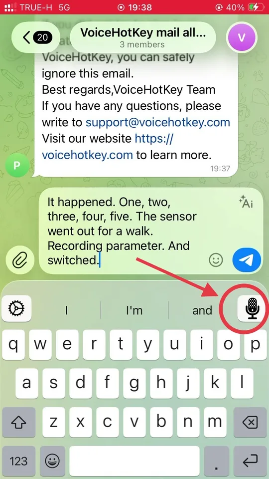 VoiceHotKey keyboard with arrow pointing to the dictation mic button